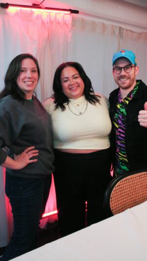 Vanessa Duchel Instagram - Cette semaine au podcast je reçois les humoristes
@aleksandro_bizz et @gabriellecaron__ ! On s'excuse à l'avance, on a vraiment BEAUCOUP ri.
Oupsi 😬

MAIS, entre deux fous rires on a parlé entre autres de l'anxiété de performance et de dates absurdes bien évidement!

L'épisode est disponible sur toutes les plateformes d'écoute et sur Youtube dès 15h 🌹

Bon podcasss!

•
•

#datestable #datestablepodcast #dating #anxiete #baladoquebec #francophone