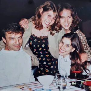 Vanessa Goulart Instagram - #tbt dos bastidores do filme "Dois Córregos" de Carlos Reichenbach, acho que o ano era 99...fazíamos uns jantares temáticos, esse era japonês!!
