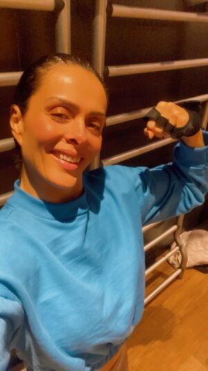 Vanessa Machado Instagram - Qualquer que seja o treino (hoje foi dia de superiores), sempre tem aqueles exercícios que a gente ODEIA (isso mesmo) fazer, mas dos quais não tem como fugir. Aqui está um compilado dos meus: qualquer tipo de abdominal, prancha e flexão.
DICA: comece por eles, assim vc curte o resto do treino. Se deixar pro final, corre o risco de não fazer. 😉
Conte aqui os seus exercícios mais odiados!
#treinosuperiores #tododiaedia #boratreinar #vidaesaude #corpoementesã #longevidadesaudavel
