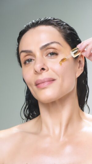 Vanessa Machado Instagram - Há mais de 3 anos no mercado, o Oil Eight tem transformado a vida e a pele de milhares de pessoas. Sua fórmula 100% natural e vegana é feita com 6 potentes óleos vegetais (maracujá, café verde, açaí, jojoba, pracaxi e patauá), além de 2 óleos essenciais (gerânio e olíbano). Todos esses ingredientes fazem do Oil Eight o melhor e mais completo óleo de tratamento do mercado. Use o cupom VANESSA para ter desconto. Link na bio. 
PRODUTO NÃO TESTADO EM ANIMAIS.
#dermociencia_oficial 
#blenddeoleoseight #oileight
#Cuidadoscomapele #100%natural
#naotestadoemanimais #tratamentodepele
#todosostiposdepele #oleodetratamento
#blenddeoleos #pelemadura #menopausa #pelenamenopausa