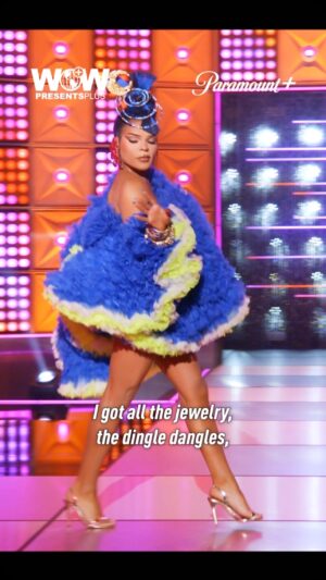 Vanessa Vanjie Mateo Instagram - Inspired by Van Gogh 💙 Starrryyy Night

Thank you so much to @tomo_koizumi for sending me this gorgeous jacket from your 2019 collection! 💕💕💕 

@tomo_koizumi
Nails by @_nail_biter
