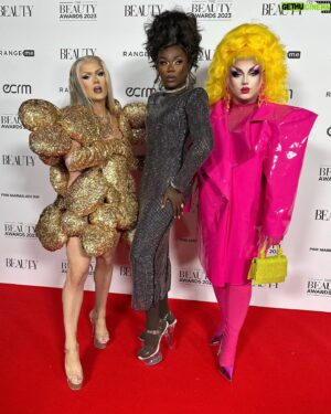 Vanity Milan Instagram - Signed, sealed, stamped and delivered at @thebeautyawardsuk last night hosted by that beautiful @michellevisage. Such a fun evening with my sisters @elektrafence & @chorizamay thank you for dragging me out the house! #thebeautyawards2023

Hair: @howsyourheadwigs 
Dress: @hm 
Face: @anastasiabeverlyhills, @fentybeauty, @kvdbeauty