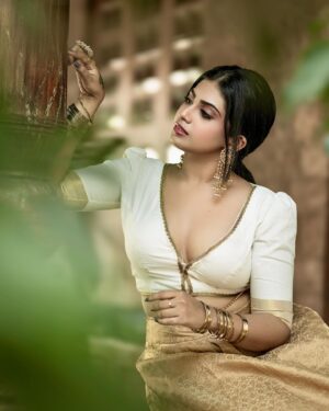 Varsha Viswanath Instagram - Smiles for Miles 🤍

📸 - @_prasanth_sivadas_ 
Hair - @makeup_by_sabana_ 
Costume design - @priya_viswanath_ 
Asst Vc- @sreebuddha_official 
Costume - @iyna_the_boutique