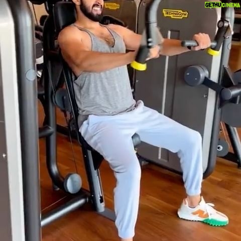 Varun Kamal - 6.5K Likes - Yaar ipdi gym matter pottu feeling good sonnalum - am sorry, they are lying. It’s hard but worth it !!!
Grinding hard, tryna redefine, tapping that core 🤘🏻
#feelinggood #varun #gym #eq #malaysia #kualalumpur #hardbutworthit #worthit #grind #gymmode #transformation #michaelbublé #endorphinhigh #core #strength #strengthtraining #videooftheday #workouts #varun #actorvarun #kollywood #tamilcinema