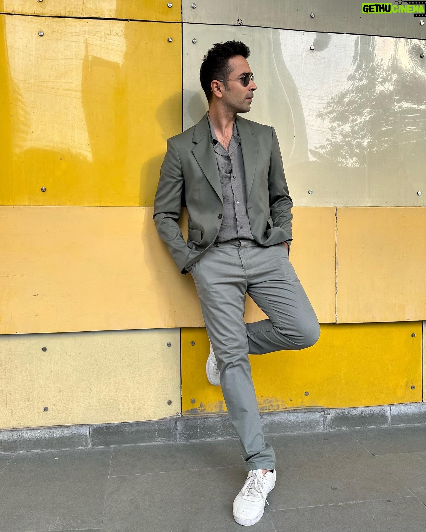 Varun Mitra - 2.4K Likes - HYellow Monday.
Swag provided by @dhruvadityadave