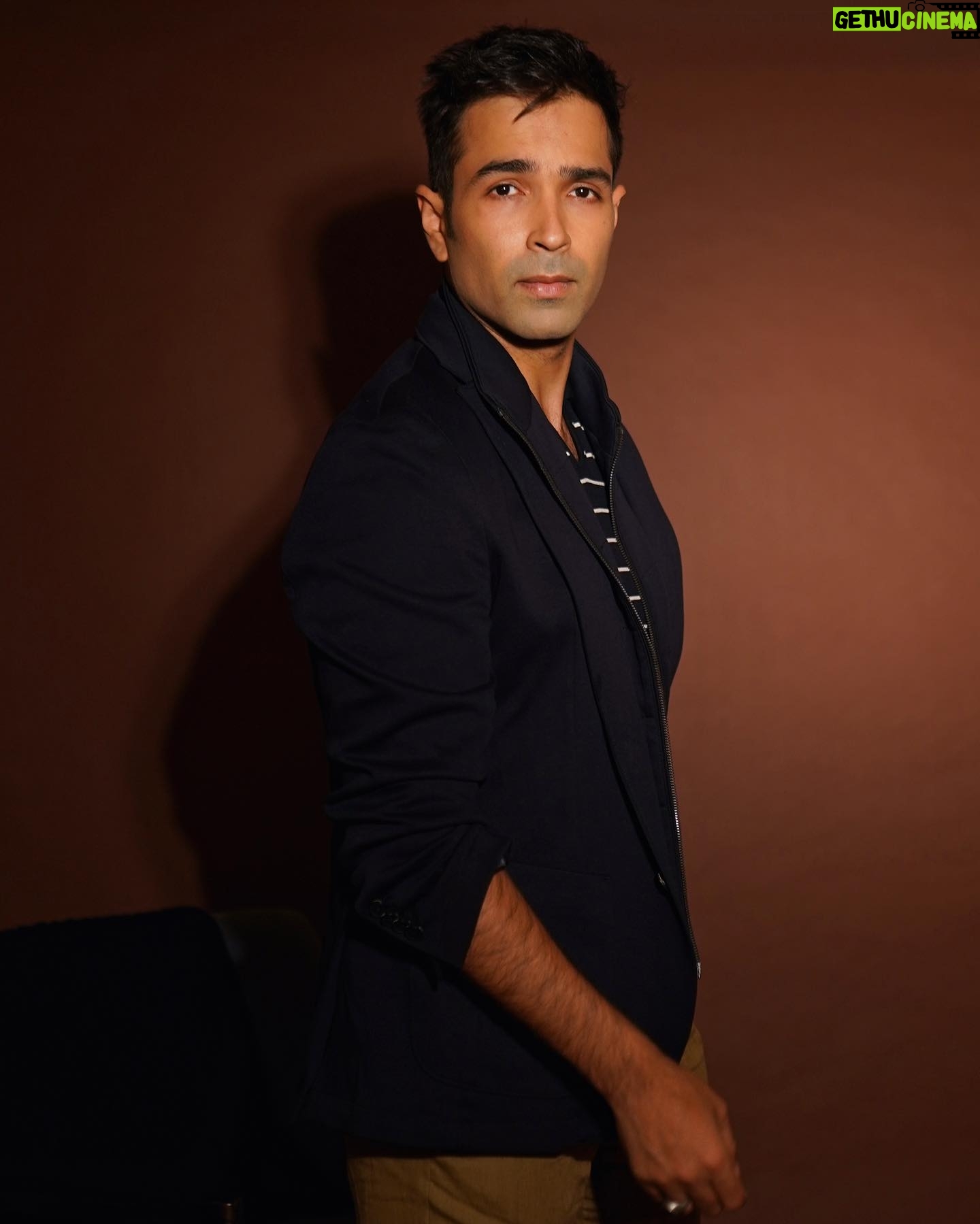 Varun Mitra - 2.3K Likes - Clean shaved after 10 years 🪒
Rakshak Indias braves promotions day 1
Styled by @dhruvadityadave
Shot by @miteshsphotography
Make up @kartiki2094
Clothes @massimodutti