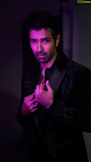 Varun Mitra Instagram - Jawani janeman 🕺 

Outfit by @rohitgandhirahulkhanna 
Styled by @pranalsaid 

#hyundaifilmfareawards2023 #filmfareawards