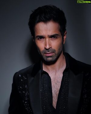 Varun Mitra Instagram - Filmfare awards 2023. 

Outfit @rohitgandhirahulkhanna 
Styled by @pranalsaid 

@filmfare 

#filmfareawards #filmfare2023 #filmfare