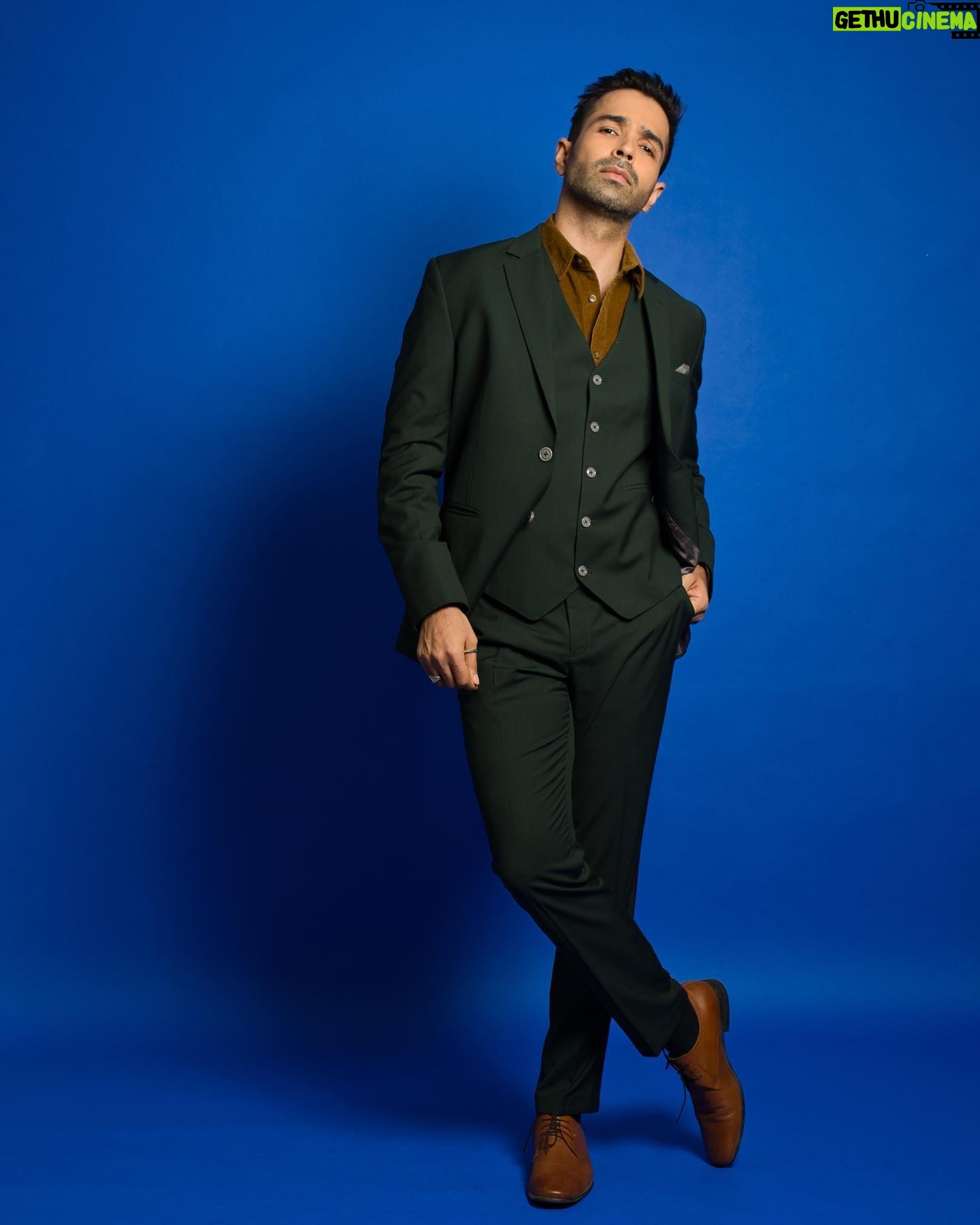 Varun Mitra - 2.2K Likes - Last night at Lokmat most stylish awards 2023.
Styled by @dhruvadityadave 💫
📷 @miteshsphotography 💫
Clothes:
The suit by @tisastudio
(Love)
Shirt @selectedhomme
Shoes @stevemaddenindia
@rishidarda @lokmat #lokmatmoststylish