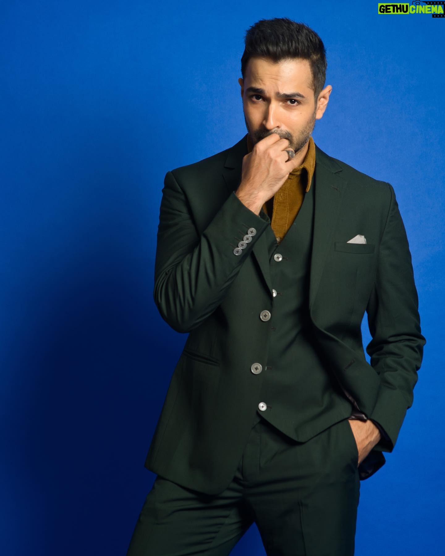 Varun Mitra - 2.2K Likes - Last night at Lokmat most stylish awards 2023.
Styled by @dhruvadityadave 💫
📷 @miteshsphotography 💫
Clothes:
The suit by @tisastudio
(Love)
Shirt @selectedhomme
Shoes @stevemaddenindia
@rishidarda @lokmat #lokmatmoststylish
