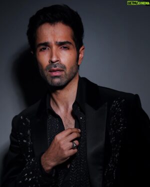 Varun Mitra Instagram - Filmfare awards 2023. 

Outfit @rohitgandhirahulkhanna 
Styled by @pranalsaid 

@filmfare 

#filmfareawards #filmfare2023 #filmfare