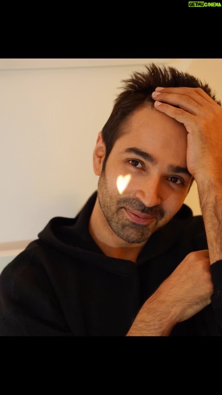 Varun Mitra - 5.6K Likes - Love: a strong feeling you have when you like someone or something very much.
Pehla nasha music cover by @vishvesh_music
#love #valentinesday