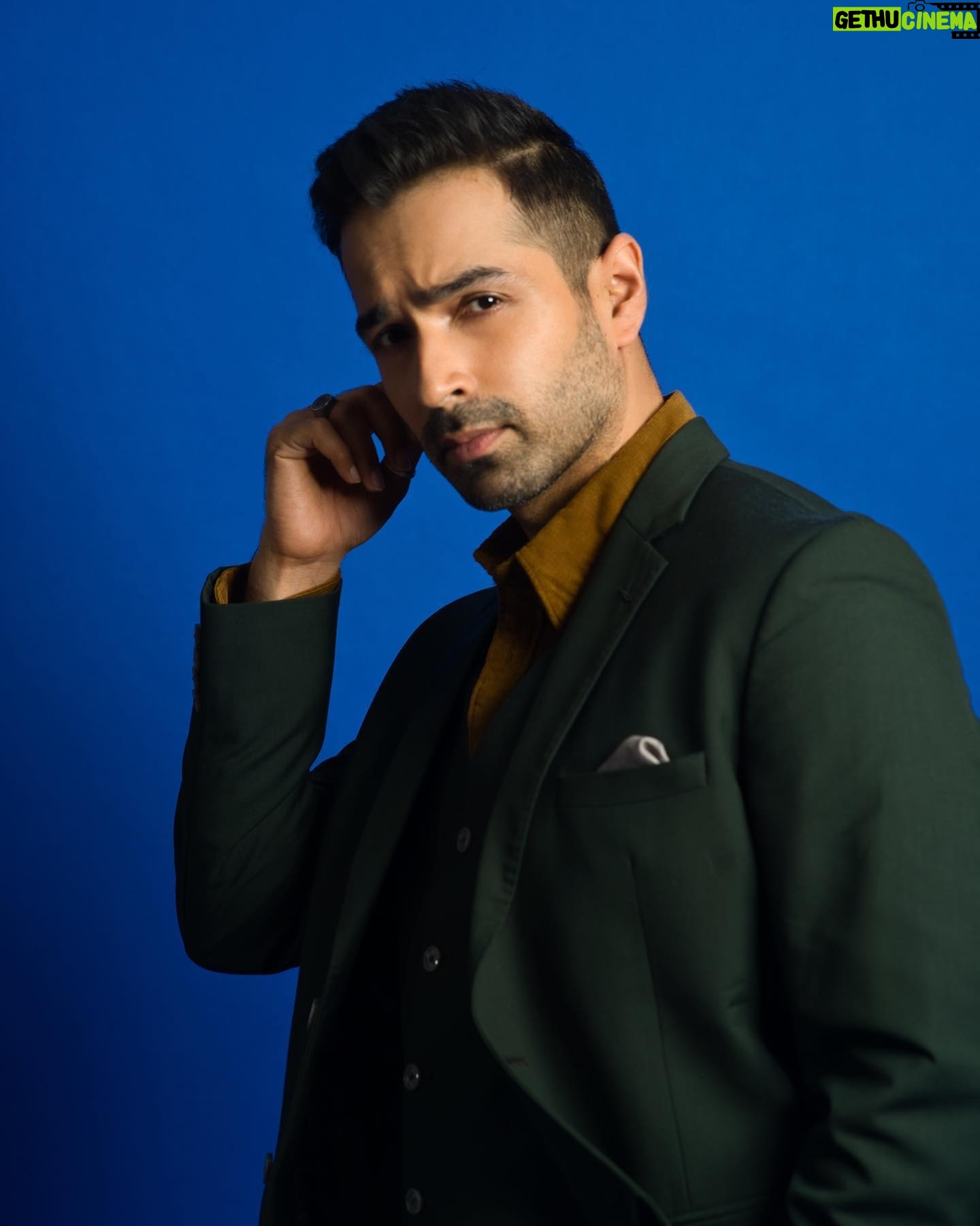 Varun Mitra - 2.2K Likes - Last night at Lokmat most stylish awards 2023.
Styled by @dhruvadityadave 💫
📷 @miteshsphotography 💫
Clothes:
The suit by @tisastudio
(Love)
Shirt @selectedhomme
Shoes @stevemaddenindia
@rishidarda @lokmat #lokmatmoststylish