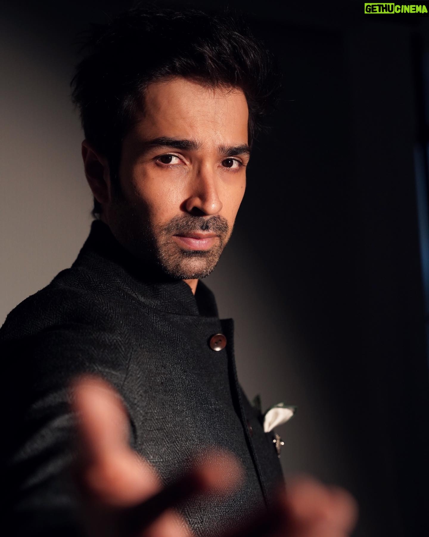 Varun Mitra - 2.3K Likes - Stepping out in @khanijo tonight 🕺
@mr.khanijo 🤗