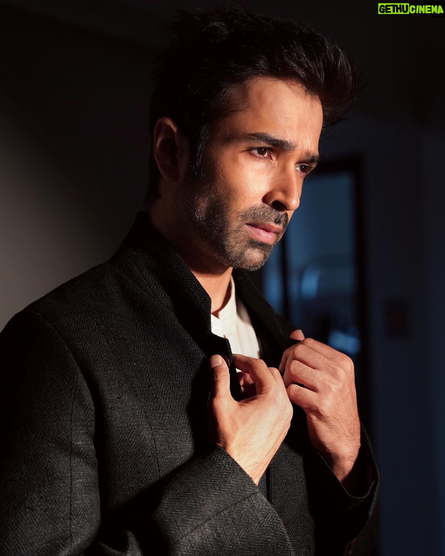 Varun Mitra - 2.3K Likes - Stepping out in @khanijo tonight 🕺
@mr.khanijo 🤗