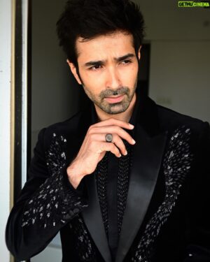 Varun Mitra Instagram - Clothes by @rohitgandhirahulkhanna 
Styled by @pranalsaid 

📷 @sunjoymonga 

#filmfareawards #hyundaifilmfareawards2023