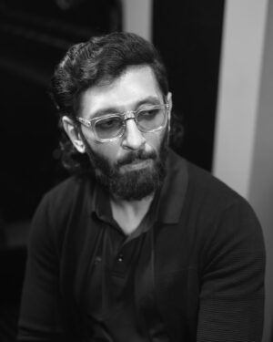 Vasanth Ravi Instagram - Imagination is the only “Weapon” in the war against reality…So kickstart the “Weapon” inside your mind to keep imagining and make it into a reality !! 
Unleashing a start of such an imagination world created by director @guhan_senniappan in my next film #weapon and  produced by @abdulkaderoffl and @manzoor.msit from @millionstudioss at your nearest cinemas worldwide on June 7th !!