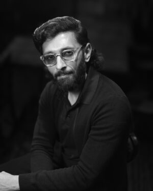 Vasanth Ravi Instagram - Imagination is the only “Weapon” in the war against reality…So kickstart the “Weapon” inside your mind to keep imagining and make it into a reality !! 
Unleashing a start of such an imagination world created by director @guhan_senniappan in my next film #weapon and  produced by @abdulkaderoffl and @manzoor.msit from @millionstudioss at your nearest cinemas worldwide on June 7th !!