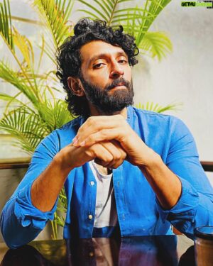 Vasanth Ravi Instagram - A sky full of stars and he was staring at her…
#Ennammaa is the mood of this Love season 💙
Love looping in non stop mode with this mesmerising song from @itsyuvan sir music and @vigneshramakrishnalyricist lyrics 🔂 , Watch out for our film #PonOndruKanden on @officialjiocinema releasing this April 14th at your homes 🏡

@ashokselvan @aishu__ @itsyuvan @directorpriya.v  @bagath_at @sathishsuriyaofficial @suryarajeevan @reemaravi8 @zafroonnizar @danixycode @i_am_srinathv @vigneshramakrishnalyricist @u1recordsoffl @protoolsguru1  @ramjisoma @ysrfilms @colorstvtamil @officialjiostudios