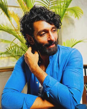 Vasanth Ravi Instagram - A sky full of stars and he was staring at her…
#Ennammaa is the mood of this Love season 💙
Love looping in non stop mode with this mesmerising song from @itsyuvan sir music and @vigneshramakrishnalyricist lyrics 🔂 , Watch out for our film #PonOndruKanden on @officialjiocinema releasing this April 14th at your homes 🏡

@ashokselvan @aishu__ @itsyuvan @directorpriya.v  @bagath_at @sathishsuriyaofficial @suryarajeevan @reemaravi8 @zafroonnizar @danixycode @i_am_srinathv @vigneshramakrishnalyricist @u1recordsoffl @protoolsguru1  @ramjisoma @ysrfilms @colorstvtamil @officialjiostudios