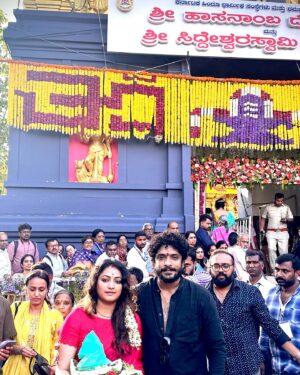 Vasishta N. Simha Instagram - ಇಂದು ನನ್ನ ಧರ್ಮಪತ್ನಿಯೊಂದಿಗೆ  ಹಾಸನದಲ್ಲಿ ತಾಯಿ ಹಾಸನಾಂಬೆಯ ದರ್ಶನ  ಪಡೆದು ವಿಶೇಷ ಪೂಜೆ ಸಲ್ಲಿಸಿಸಲಾಯಿತು. ಹಾಸನದ ಜನತೆಗೆ ಮತ್ತು ಸಂಘಟಕರಿಗೆ ಧನ್ಯವಾದಗಳು..🙏🏼❤️
.
.
#simhapriya #hasanambe