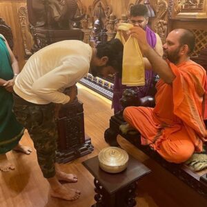 Vasishta N. Simha Instagram - ಕೃಷ್ಣಂ ವಂದೇ ಜಗದ್ಗುರುಂ 🙏
. 
.
ಕೃಷ್ಣನ ದರ್ಶನ ಪಡೆದು ಕಾಣಿಯೂರು ಮಠಾಧೀಶರಿಂದ ಅನುಗ್ರಹ ಮಂತ್ರಾಕ್ಷತೆಯನ್ನು ಸ್ವೀಕರಿಸಿದ ಕ್ಷಣ🙏
.
.
.
#simhapriya 
#vasishtasimha 
#hariprriya 
#instagram 
#instaphoto 
#mangalore 
#udupi 
#instalove