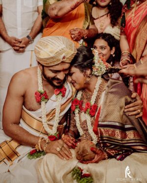 Vasishta N. Simha Instagram - ತಾಳಿ ಕಟ್ಟಿದ ಶುಭವೇಳೆ..!!❤️❤️

Photography - @storiesby.rg 
Decor - @eventia_mysore 
Bridal Styling - @stilerush_by_varshinijanakiram 
Bridal blouse - @blousehousebymahithaprasad @mahitha_prasad 
Jewellery- @aabushanjewellery1941 

#simhapriya #lifepartner #wedding #love #hariprriya #vasishtasimha