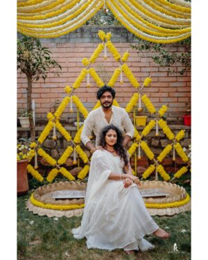 Vasishta N. Simha Instagram - ಅರಿಶಿಣ ಶಾಸ್ತ್ರದ ಅಪೂರ್ವ ಕ್ಷಣಗಳು❤️

Haldi decor 😍 - @meragi.celebrations 
Haldi outfits 🥰 - @itihas_sagar 
Pics 🤩 - @storiesby.rg

#vasishtasimha
#hariprriya
#simhapriya
#wedding
#celebration
#traditional
#indianwedding
#love