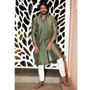 Vasishta N. Simha Instagram - 💚💚
.
.
.

Styling: @stilerush_by_varshinijanakiram 
Outfit : @samyakkclothing 
PC : @click_basya 
.
.
.
#vasishtansimha #vasishtasimha #simhapriya #weddingbells #ethnicwear