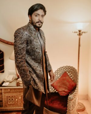 Vasishta N. Simha Instagram - 🤎🤎

Photography - @storiesby.rg 
Decor - @meragi.celebrations 
Styling - @stilerush_by_varshinijanakiram 
Attire - @meraj_ek_pehchaan 

#simhapriya 
#hariprriya 
#vasishtasimha 
#love 
#lifepartner 
#wedding 
#reception 
#blessed