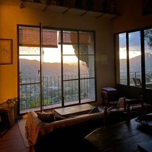 Vasuphon Kriangprapakit Instagram - Artist’s home- : ที่พักสุดพิเศษของtripนี้ อยู่บนเขาในเมือง Camaiore แคว้น Tuscany เป็นบ้านเก่าของศิลปิน Sculptor ชื่อดัง Fiore de Henriquez
ปัจจุปันเธอเสียชีวิตแล้ว เลยปรับปรุงบ้านที่เธอเคยอยู่เป็นที่พัก โดยยังเก็บงานปั้นของเธอไว้ประดับในบ้านอยู่ บ้านสวยมาก น่าอยู่มาก วิวหลักพันล้าน เป็นภูเขาสองลูกมาบรรจบกันและตรงกลางเป็นพระอาทิตย์ตกในทะเล ที่ฟินมากๆคือ Magic hours เกือบสองชั่วโมง 
ตอนนั้นแต่งเนื้อเกือบ Honeymoon เกือบเสร็จพอดี เลยใช้บ่ายวันนึงถ่ายLine sync ที่นี่ซะเลย ขอบคุณตากล้องกิตติมศักดิ์มา ณ ที่นี้ด้วยครับ 
ปล. Mv เพลง Honeymoon link is in Bio นะ #Morvasu #Honeymoon