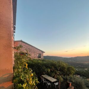 Vasuphon Kriangprapakit Instagram - Artist’s home- : ที่พักสุดพิเศษของtripนี้ อยู่บนเขาในเมือง Camaiore แคว้น Tuscany เป็นบ้านเก่าของศิลปิน Sculptor ชื่อดัง Fiore de Henriquez
ปัจจุปันเธอเสียชีวิตแล้ว เลยปรับปรุงบ้านที่เธอเคยอยู่เป็นที่พัก โดยยังเก็บงานปั้นของเธอไว้ประดับในบ้านอยู่ บ้านสวยมาก น่าอยู่มาก วิวหลักพันล้าน เป็นภูเขาสองลูกมาบรรจบกันและตรงกลางเป็นพระอาทิตย์ตกในทะเล ที่ฟินมากๆคือ Magic hours เกือบสองชั่วโมง 
ตอนนั้นแต่งเนื้อเกือบ Honeymoon เกือบเสร็จพอดี เลยใช้บ่ายวันนึงถ่ายLine sync ที่นี่ซะเลย ขอบคุณตากล้องกิตติมศักดิ์มา ณ ที่นี้ด้วยครับ 
ปล. Mv เพลง Honeymoon link is in Bio นะ #Morvasu #Honeymoon