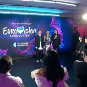 Vasyl Baidak Instagram - короче, скажу чесно, я кайфанув. от вирізав приколів з Нацвідбору. певно, саме тих , які бачив десь в мережах. шо зайшло. жартувати в прямому ефірі — це прикольно. шо сказав, те сказав. і було комфортно, бо я відчував, що у мене надійне плече професіоналів @timur.miroshnychenko і @the_hardkiss , які готові були заскочити в будь-який двіж і створити його.

дякую команді @suspilne.eurovision @suspilne.culture і @zavaduk @pianoboy_official за професіональний підхід. дія лягла. факт. встає. факт. переживаю за рішення — дуже. за кого? за всіх.

і тепер головне. так, хвалять наше ведіння. читаю, бачу. дякую. але комусь не сподобались жарти, комусь в фб не сподобався мій вайб ведіння. І ЦЕ КАЙФ! це не задіває, це чудово! бо я був чесний із вами. я люблю таке от дурне. просто повеселитись. покричати «ягоди» (перепрошую ще раз за наголос), поляпати водичкою, потупити, поржати. сказати щось, що зрозуміє тільки 1240 людей. це я. це от я був. переживав. чекав реакції глядача. дивився в очі, аби зрозуміти, чи заходить жарт. свято хотів дізнатись, що таке «хук». цікаво про котів. звичайно, було багато сценарію (привіт, @karagodinyuri і @olisnenko )
і я кайфанув від того, що більшість учасників та учасниць були: «це я». привіт, світ, це я. ось такий. ось така. і це не заважає бути їм професіоналами своєї справи. ось тому я і пішов в цей проєкт, бо мені пообіцяли, що я там буду «я». і так воно і сталось. і це кайф. саме таким я бачу телевізор. там де багато «я». ну, не мене, маю на увазі. а «я» із каністрами, фальцетами, текстами, вушками, сміхом, щирістю, рефлексіями, гримом. я не за телевізор, який навчився грати щирого. я за просто щирий телевізор. наче вийшло.

і ще 100% розумію, що ми змогли зробити цей проект, ви змогли подивитись завдяки тому, що саме колись, зараз і завтра Сили Оборони захищають нас від російської навали. я знаю про Авдіївку. я знаю про Куп’янський напрям. моя нацвідбірна зупинка закінчилась. поринаюсь у збори, донати і волонтерство. і вас запрошую. тільки так. бо дуже складно. потрібна така ж єдність, яка поклала дію. аби покласти країну-гній.