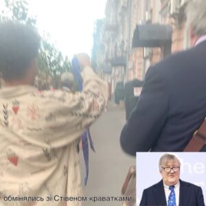 Vasyl Baidak Instagram - шоу Фрая і Перших Леді та Джентльменів, або як на мене під час промови дивився Шон Пенн і мені було ніяково, бо я перед цим дивився «таємничий світ Уолтера Мітті», а він там дуже мудрий.

світ, в якому ми жили зруйнувався. і тепер будується в довільно-хаотичній формі. саме тому на саміті перших леді і джентльменів, після промови першої леді Арменії, я розповідав про гумор під час війни і травмованих підлітків. після мене онлайн виступав Річард Гір, а на сцену нас запрошував @stephenfryactually . дивився на це все Шон Пен. певно, саме такий сон сниться підлітку, який весь день читав журнал «COOL». цікавий досвід. кажуть, промова вийшла гарна. ну і чудово. я радий бути причетним до того, що створило ще одну додаткову підтримку від інших країн. це чудово.

а тепер історія про Minnie the Moocher. 

ну звичайно. Стівен Фрай — це легенда. надихав мене - дай боже. прочитав його декілька книг, QI, шоу Фрая і Лорі, Дживс і Вустер. можливо від нього я постійно говорю до людей «сер». а можливо і ні.

після саміту, ми пішли зі Стівеном і командою в @undergroundstandupkyiv . йшли і спілкувались. скажу чесно. неймовірно відкрита і добра людина. дідька лисого! він просто супер тіп. навіть хотів забрати підписаний коміками і комікесами тубус від снаряду для Цезаря. але потім зрозумів, що його із цим не пустять в літак. а може він історію хотів прикольну. записав зі мною інтерв’ю. я розсмішив, бляха муха, Стівена Фрая декілька разів! подарував йому марки із київською котлетою, сірники з Хью Лорі (Ліза купила у діда в переході) — чим його шокував, а ще краватки. бо він колекціонує. і я колекціоную. у мене їх 500. тепер 498, бо я подарував йому 2 своїх. а ні, чекайте 499, бо ВІН МЕНІ ПОДАРУВАВ СВОЮ. вау!

мій світ перебудовується. такі повороти мені подобаються. але в цей день росіяни вкотре зробили терористичну атаку. в цей раз в Констянтинівці. 17 загинувших. безліч поранено. мені непотрібна така реальність. буду робити все можливе, аби вона змінилась. і ви робіть, будь ласка. бо навіть Стівен Фрай робить. хоча здавалось, міг би і не рипатись. але рипається. бо він на стороні кохання і добра. і ми.

і дякую команді @umind_ngo за мій шок ❤️.