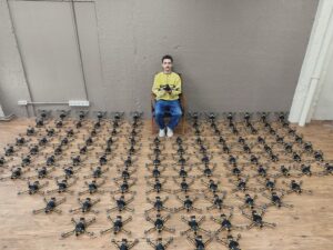 Vasyl Baidak Instagram - конвертували волосся в 120 fpv дронів!

це ви бачите результат кудлатого збору.
дрони полетять до 25ї, 54ї і Артилерії Азову захищати наших військових і заважати ворогу🔥😼.

125 кудланів і кудлачих принесли кошти і 2 064 000 грн перетворились в цих джмеликів. усі учасники і учасниці мені прислали зістрижене волосся, ми із нього пошили 120 маленьких перук. на фото приклад однієї перуки. не дрони, а феї.

ще невелика частина коштів пішла на інші потреби, про які відзвітую в сторіс. будуть в закріплених.

дуже дякую усім причетним до кудлатого збору. хто саме — шукай по #кудлатийзбір і в дописі з дня народження нижче.