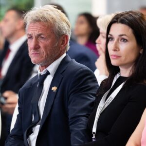 Vasyl Baidak Instagram - шоу Фрая і Перших Леді та Джентльменів, або як на мене під час промови дивився Шон Пенн і мені було ніяково, бо я перед цим дивився «таємничий світ Уолтера Мітті», а він там дуже мудрий.

світ, в якому ми жили зруйнувався. і тепер будується в довільно-хаотичній формі. саме тому на саміті перших леді і джентльменів, після промови першої леді Арменії, я розповідав про гумор під час війни і травмованих підлітків. після мене онлайн виступав Річард Гір, а на сцену нас запрошував @stephenfryactually . дивився на це все Шон Пен. певно, саме такий сон сниться підлітку, який весь день читав журнал «COOL». цікавий досвід. кажуть, промова вийшла гарна. ну і чудово. я радий бути причетним до того, що створило ще одну додаткову підтримку від інших країн. це чудово.

а тепер історія про Minnie the Moocher. 

ну звичайно. Стівен Фрай — це легенда. надихав мене - дай боже. прочитав його декілька книг, QI, шоу Фрая і Лорі, Дживс і Вустер. можливо від нього я постійно говорю до людей «сер». а можливо і ні.

після саміту, ми пішли зі Стівеном і командою в @undergroundstandupkyiv . йшли і спілкувались. скажу чесно. неймовірно відкрита і добра людина. дідька лисого! він просто супер тіп. навіть хотів забрати підписаний коміками і комікесами тубус від снаряду для Цезаря. але потім зрозумів, що його із цим не пустять в літак. а може він історію хотів прикольну. записав зі мною інтерв’ю. я розсмішив, бляха муха, Стівена Фрая декілька разів! подарував йому марки із київською котлетою, сірники з Хью Лорі (Ліза купила у діда в переході) — чим його шокував, а ще краватки. бо він колекціонує. і я колекціоную. у мене їх 500. тепер 498, бо я подарував йому 2 своїх. а ні, чекайте 499, бо ВІН МЕНІ ПОДАРУВАВ СВОЮ. вау!

мій світ перебудовується. такі повороти мені подобаються. але в цей день росіяни вкотре зробили терористичну атаку. в цей раз в Констянтинівці. 17 загинувших. безліч поранено. мені непотрібна така реальність. буду робити все можливе, аби вона змінилась. і ви робіть, будь ласка. бо навіть Стівен Фрай робить. хоча здавалось, міг би і не рипатись. але рипається. бо він на стороні кохання і добра. і ми.

і дякую команді @umind_ngo за мій шок ❤️.