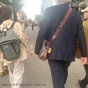 Vasyl Baidak Instagram - шоу Фрая і Перших Леді та Джентльменів, або як на мене під час промови дивився Шон Пенн і мені було ніяково, бо я перед цим дивився «таємничий світ Уолтера Мітті», а він там дуже мудрий.

світ, в якому ми жили зруйнувався. і тепер будується в довільно-хаотичній формі. саме тому на саміті перших леді і джентльменів, після промови першої леді Арменії, я розповідав про гумор під час війни і травмованих підлітків. після мене онлайн виступав Річард Гір, а на сцену нас запрошував @stephenfryactually . дивився на це все Шон Пен. певно, саме такий сон сниться підлітку, який весь день читав журнал «COOL». цікавий досвід. кажуть, промова вийшла гарна. ну і чудово. я радий бути причетним до того, що створило ще одну додаткову підтримку від інших країн. це чудово.

а тепер історія про Minnie the Moocher. 

ну звичайно. Стівен Фрай — це легенда. надихав мене - дай боже. прочитав його декілька книг, QI, шоу Фрая і Лорі, Дживс і Вустер. можливо від нього я постійно говорю до людей «сер». а можливо і ні.

після саміту, ми пішли зі Стівеном і командою в @undergroundstandupkyiv . йшли і спілкувались. скажу чесно. неймовірно відкрита і добра людина. дідька лисого! він просто супер тіп. навіть хотів забрати підписаний коміками і комікесами тубус від снаряду для Цезаря. але потім зрозумів, що його із цим не пустять в літак. а може він історію хотів прикольну. записав зі мною інтерв’ю. я розсмішив, бляха муха, Стівена Фрая декілька разів! подарував йому марки із київською котлетою, сірники з Хью Лорі (Ліза купила у діда в переході) — чим його шокував, а ще краватки. бо він колекціонує. і я колекціоную. у мене їх 500. тепер 498, бо я подарував йому 2 своїх. а ні, чекайте 499, бо ВІН МЕНІ ПОДАРУВАВ СВОЮ. вау!

мій світ перебудовується. такі повороти мені подобаються. але в цей день росіяни вкотре зробили терористичну атаку. в цей раз в Констянтинівці. 17 загинувших. безліч поранено. мені непотрібна така реальність. буду робити все можливе, аби вона змінилась. і ви робіть, будь ласка. бо навіть Стівен Фрай робить. хоча здавалось, міг би і не рипатись. але рипається. бо він на стороні кохання і добра. і ми.

і дякую команді @umind_ngo за мій шок ❤️.