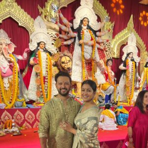 Vatsal Sheth Instagram - Saptami: A day filled with devotion, joy, and Maa Durga’s grace. 🌟🎉 #DurgaPujo 🙏🏼

Vatsal’s outfit:  @saundhindia 
Ishita’s Saree:  @sanduk.co
  Jewellery :  @kushalsfashionjewellery