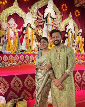 Vatsal Sheth Instagram - Saptami: A day filled with devotion, joy, and Maa Durga’s grace. 🌟🎉 #DurgaPujo 🙏🏼

Vatsal’s outfit:  @saundhindia 
Ishita’s Saree:  @sanduk.co
  Jewellery :  @kushalsfashionjewellery