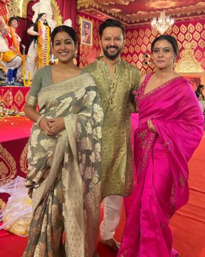 Vatsal Sheth Instagram - Saptami: A day filled with devotion, joy, and Maa Durga’s grace. 🌟🎉 #DurgaPujo 🙏🏼

Vatsal’s outfit:  @saundhindia 
Ishita’s Saree:  @sanduk.co
  Jewellery :  @kushalsfashionjewellery