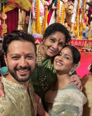 Vatsal Sheth Instagram - Saptami: A day filled with devotion, joy, and Maa Durga’s grace. 🌟🎉 #DurgaPujo 🙏🏼

Vatsal’s outfit:  @saundhindia 
Ishita’s Saree:  @sanduk.co
  Jewellery :  @kushalsfashionjewellery