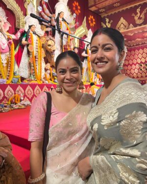 Vatsal Sheth Instagram - Saptami: A day filled with devotion, joy, and Maa Durga’s grace. 🌟🎉 #DurgaPujo 🙏🏼

Vatsal’s outfit:  @saundhindia 
Ishita’s Saree:  @sanduk.co
  Jewellery :  @kushalsfashionjewellery