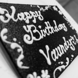Vaundy Instagram - 22歳になりました

まだまだこれからですよ
21歳の俺には負けないぜ

22歳のVaundyもよろしくお願いします。

これはライブチームからもらったケーキ！！
ありがとう世界
