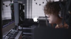 Vaundy Instagram - #apple #vaundy 

"Macで、力を解き放つ"
CMに出演してます

普段作業してる部屋を公開です
ナレーションも担当しました
チェックしてね！