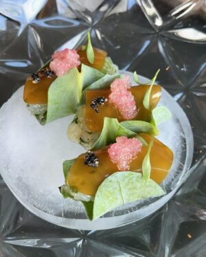 Vegard Ylvisåker Instagram - Noen ting er bare for bra til å ikke nevnes. Å spise på @mirabelle_by_orjan i Bekkjarvik tror jeg er den beste matopplevelsen jeg har hatt. Bortsett fra rødbetsalat med gräddost selvsagt, det er aldri fejl.
Når man spiser på sånne fancy steder bruker det alltid å være en liten sånn «nja, akkurat den der rett nr 19 kunne de ha spart seg», men her var det bare banger etter banger. OG - hele arenaen, @beckerwychouse, er et sted der ingen detaljer er overlatt tilfeldighetene. Ja - man har til og med egen steamer på rommet. Rynkefritt opphold, akkurat slik jeg elsker!