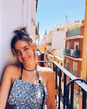 Veki Velilla Instagram - Hola; el señor @uriolu y yo acabamos de hacer tremenda tortilla de patatas y me captura en delantal y pelánganos. Soy feliz. Es feliz. 

Hay días que son caca, otros son mágicos, hoy es uno de ellos ✨