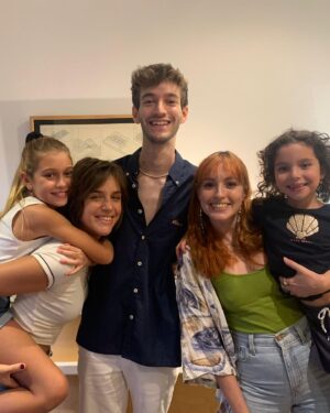 Veki Velilla Instagram - Hoy estrenamos en @disneypluses este pedazo de Thriller en el que me han dejado aportar mi granito de arena: Noche de chicas.

Gracias a todo el equipo maravilloso que ha hecho de este  un viaje para recordar toda la vida.

Gracias por el amor; @luudelafuente @lucia.alonsoherranz @perladelrocioo @zoe_millan_c @cesar._mateo @studiomateofranco @ariadna_canovas @inigogaliano @mario.reyero @nayamonjavier @jacksunset2 y de más equipo 🤍🫂✨