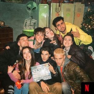 Veki Velilla Instagram - Si es con ellos al lado, el payaso da menos miedo (:

#ElClubDeLosLectoresCriminales 

!A partir de hoy en @netflixes ! 🔥🔥