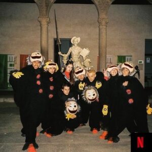 Veki Velilla Instagram - Si es con ellos al lado, el payaso da menos miedo (:

#ElClubDeLosLectoresCriminales 

!A partir de hoy en @netflixes ! 🔥🔥
