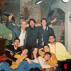 Veki Velilla Instagram - Si es con ellos al lado, el payaso da menos miedo (:

#ElClubDeLosLectoresCriminales 

!A partir de hoy en @netflixes ! 🔥🔥